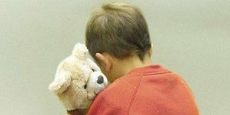 Famosa coppia dello spettacolo adotta un bimbo autistico, girano video e lo ridanno in adozione