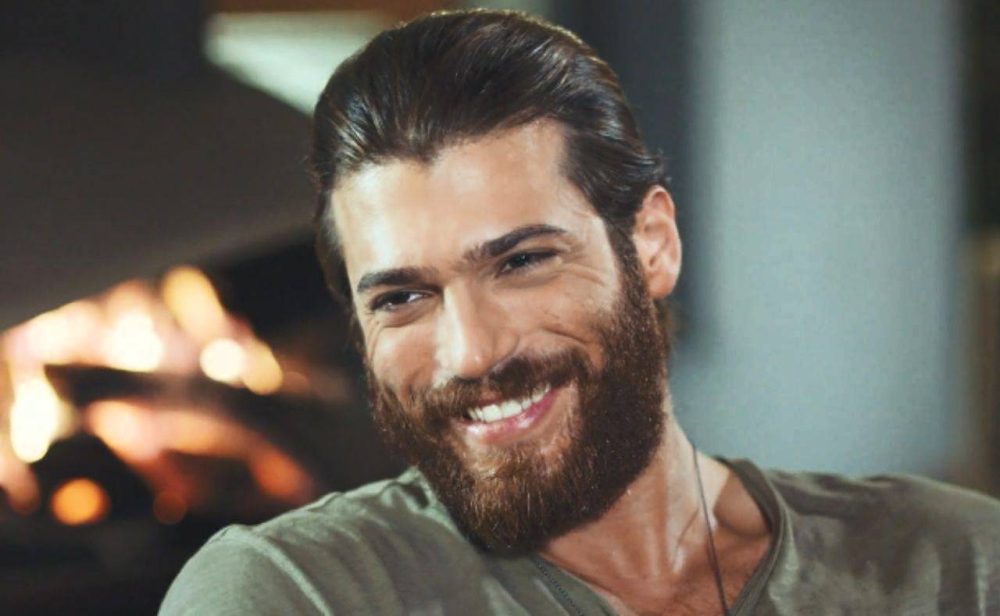 Can Yaman con una bambina, la foto scatena i fan: la verità