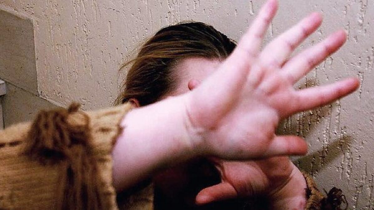 Cameriera chiede il pagamento dello stipendio, picchiata a sangue dai titolari del ristorante