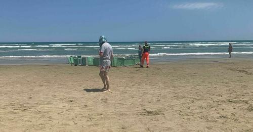 Francesco, 2 anni, trovato morto in spiaggia: «Non è annegato». Mamma in carcere