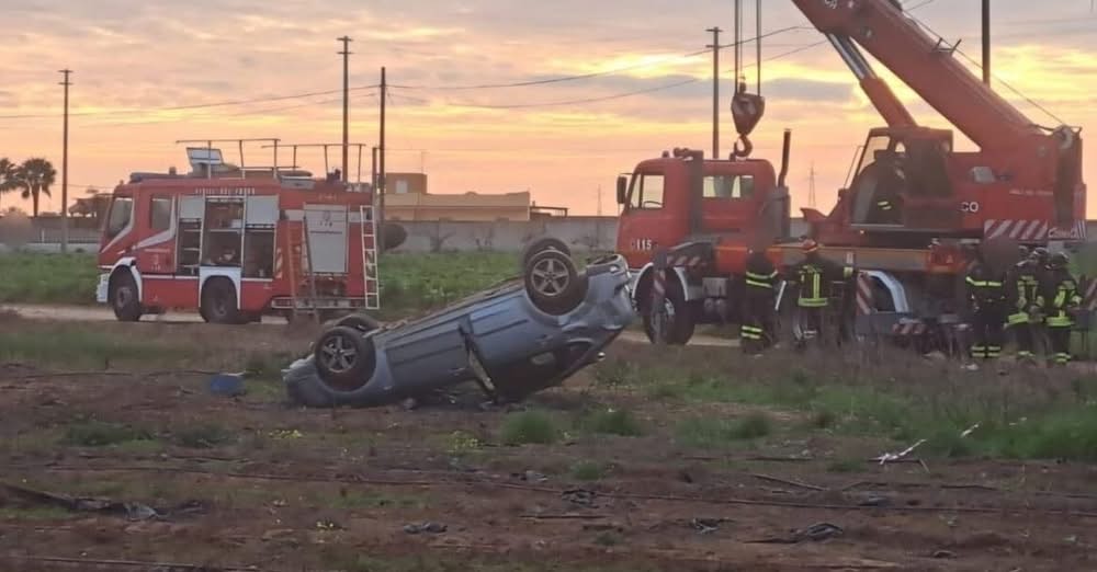 Auto esce di strada e si capovolge: giovane padre perde la vita, il figlio 14enne è illeso ma in stato di shock