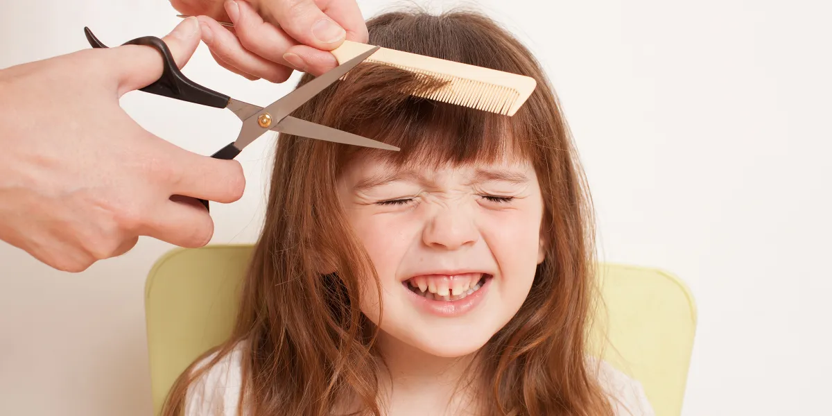 Mia figlia di 5 anni si è rifiutata di tagliarsi i capelli, dicendo: “Voglio che il mio vero papà mi riconosca quando tornerà”